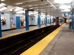 Ein Path-Train (Port Authority Trans-Hudson) des Typ PA4 hat am 18.04.08 Einfahrt in die Station 33rd.